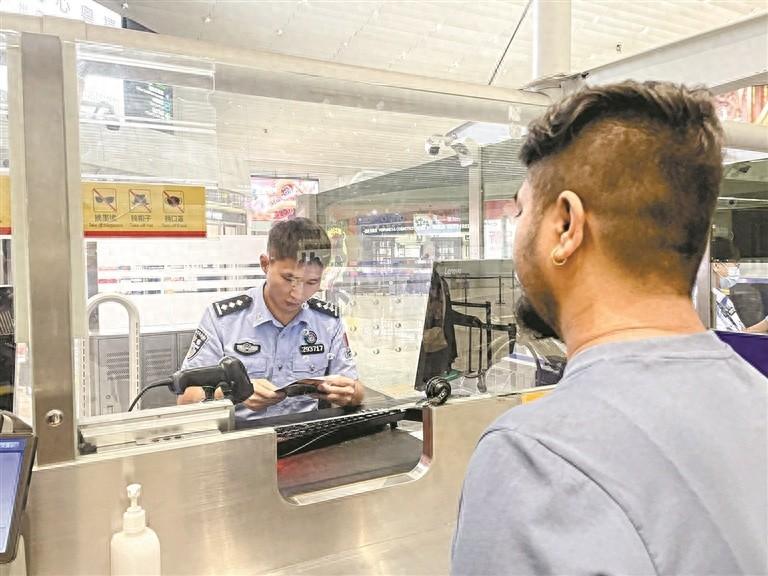 单警验放达 10 万人次！移民管理警察郭威是如何做到的？
