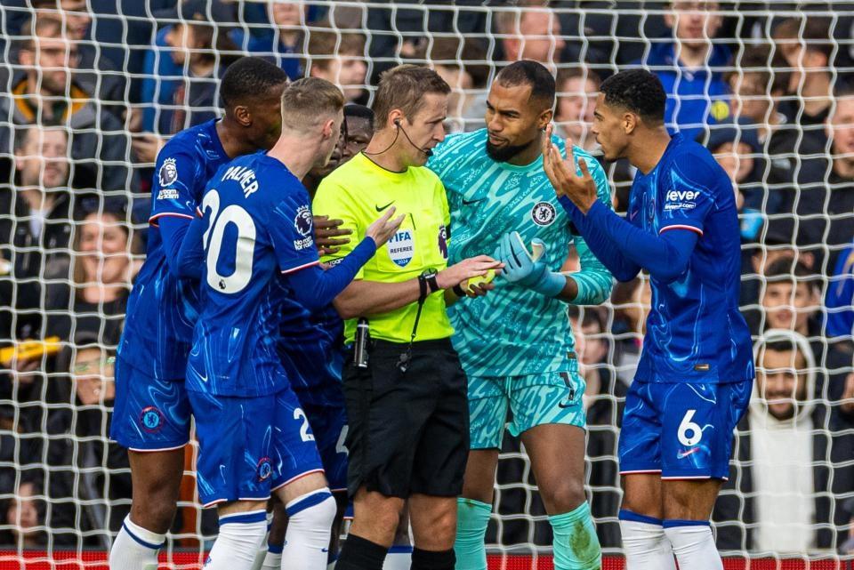 英超焦点战！利物浦 2-1 切尔西，范戴克、萨拉赫建功，VAR 抢镜  第9张