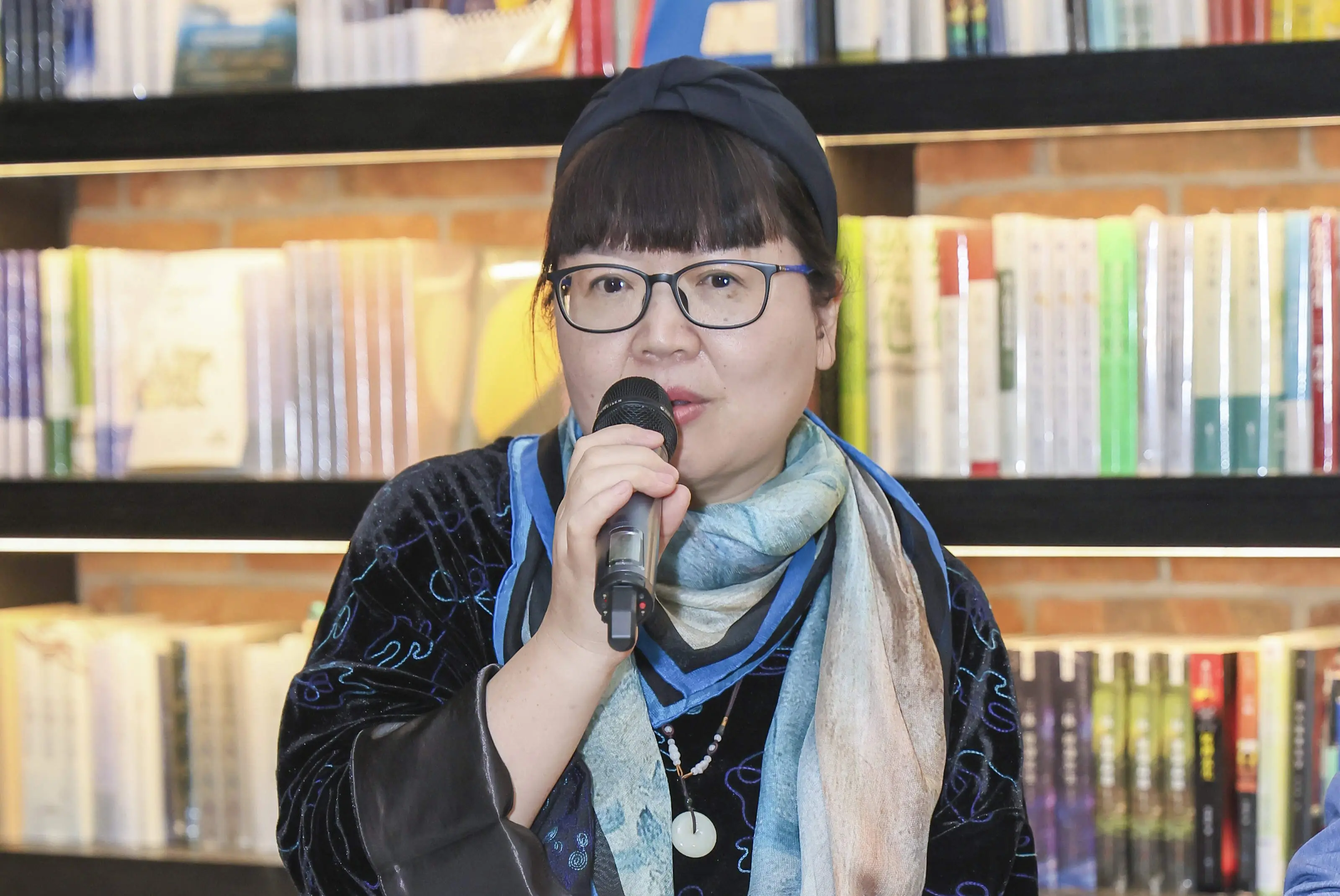 20 岁开始写作，她如何从乡村教师成为知名作家？  第2张
