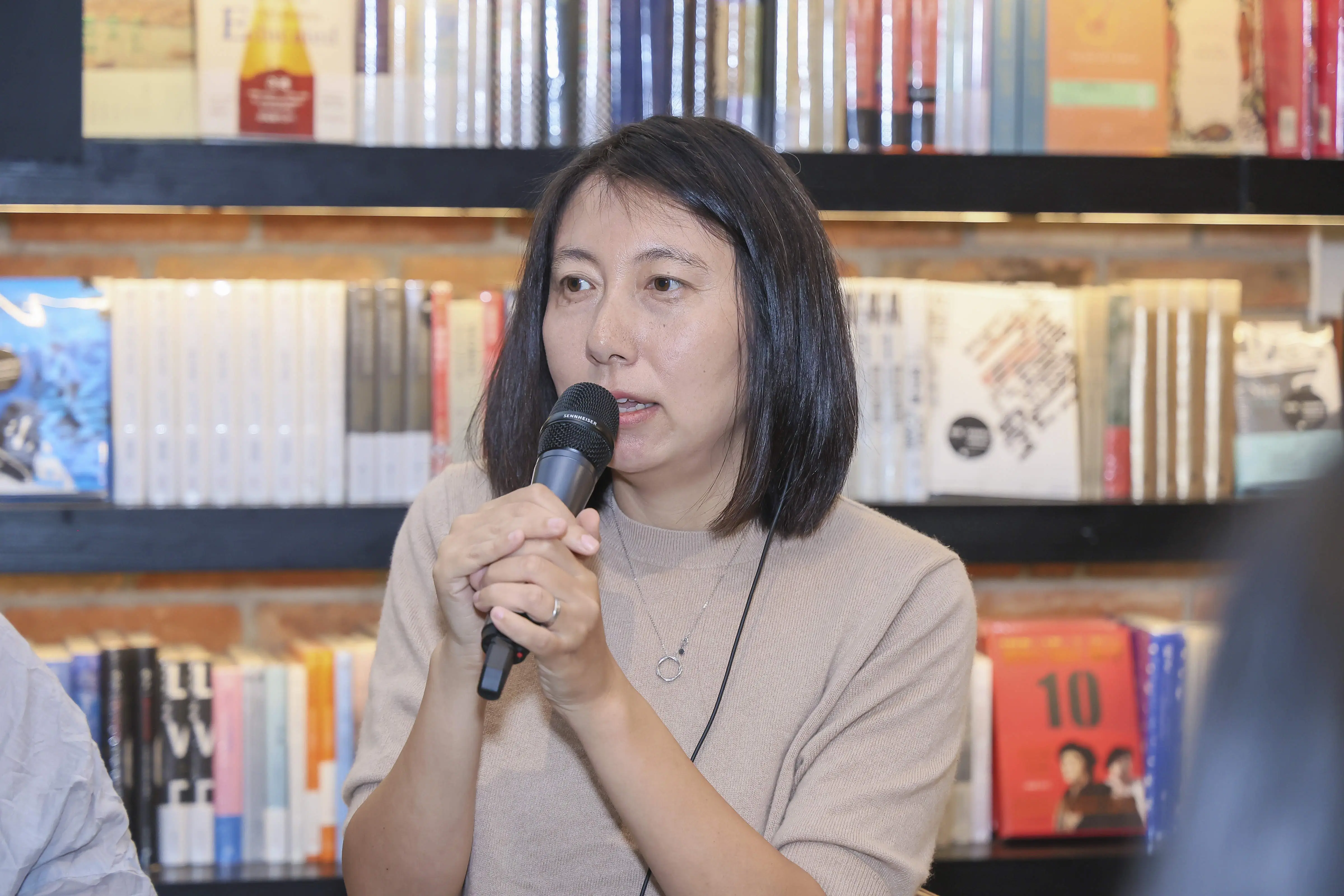 20 岁开始写作，她如何从乡村教师成为知名作家？  第3张