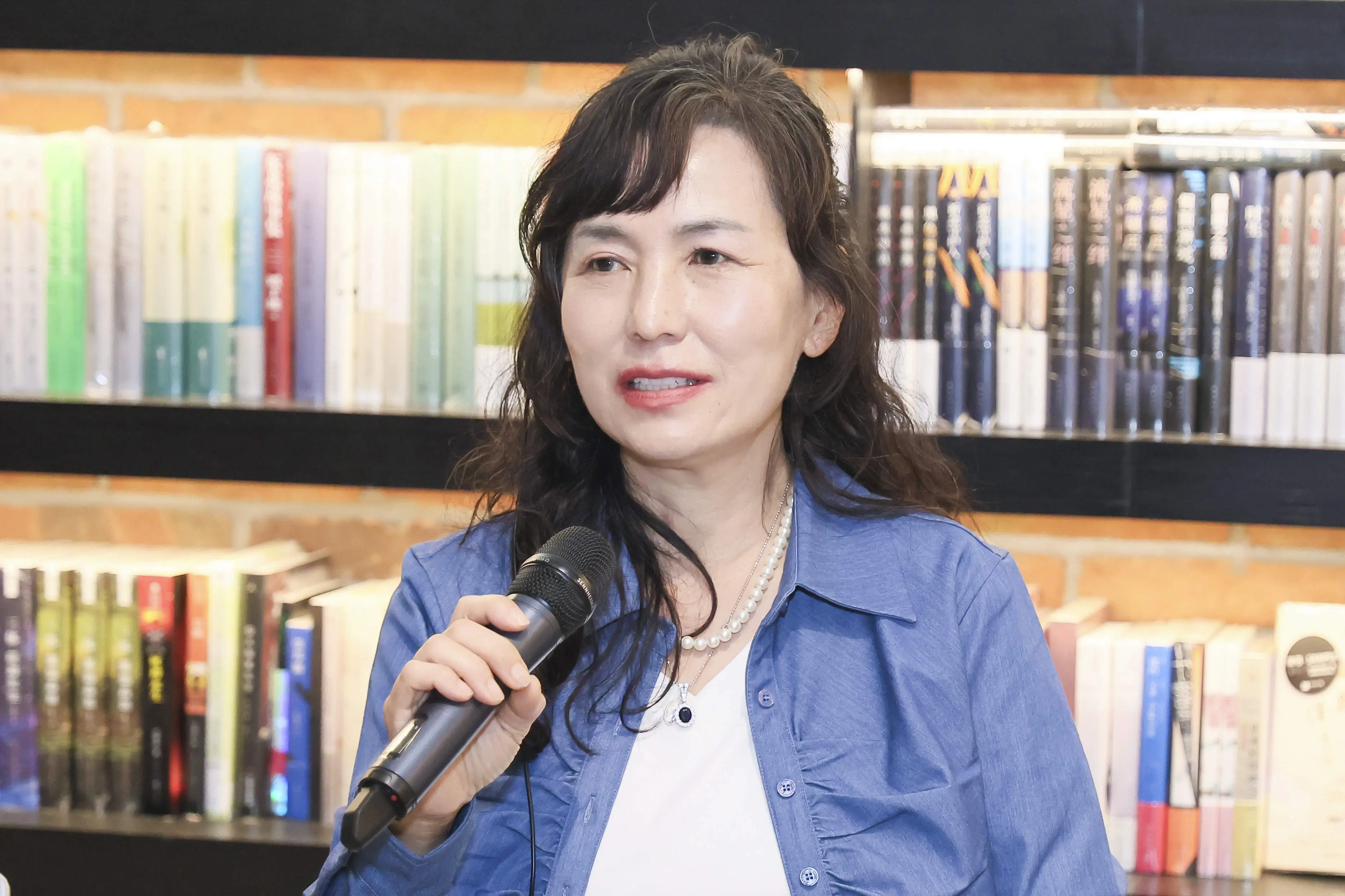 20 岁开始写作，她如何从乡村教师成为知名作家？  第4张