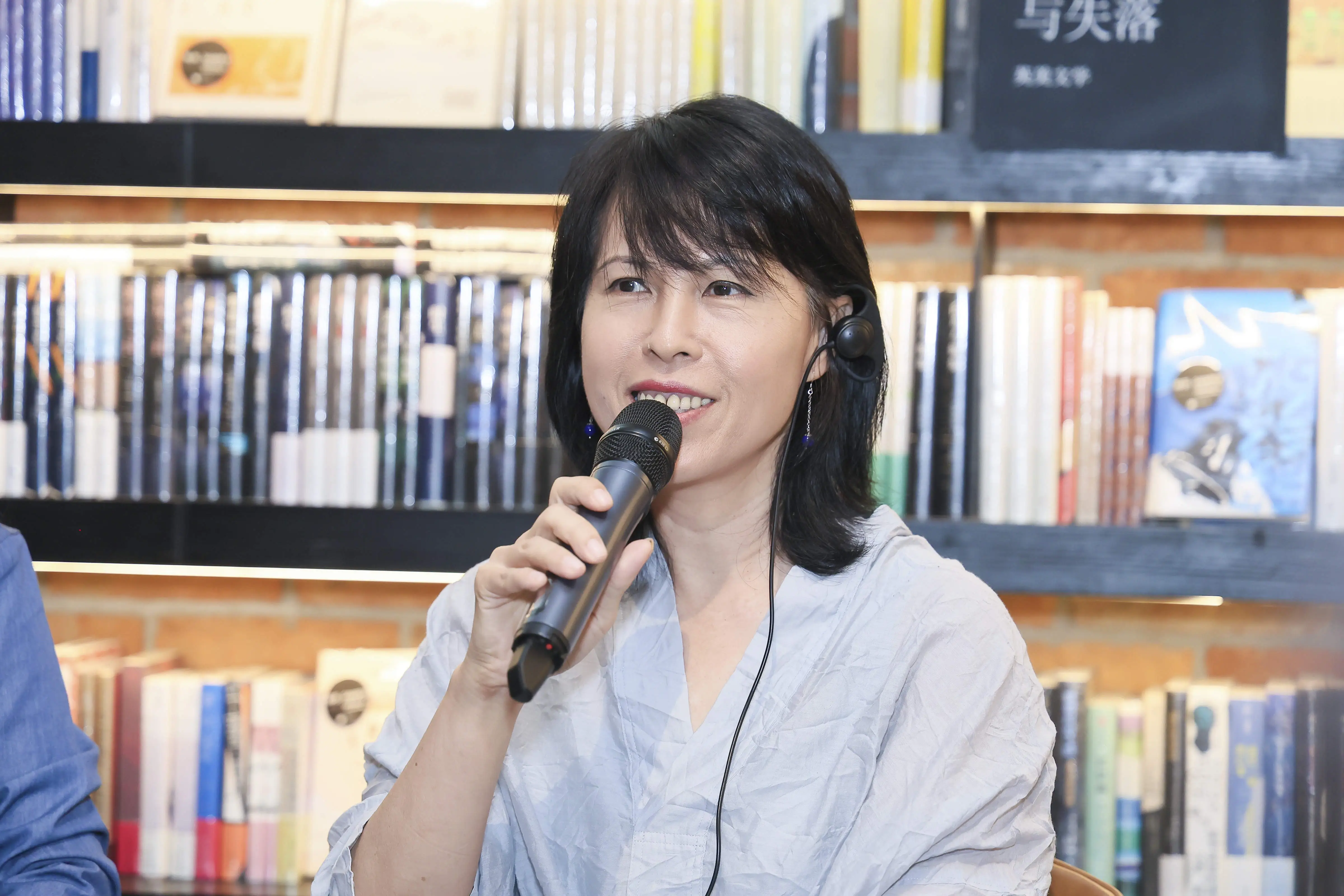 20 岁开始写作，她如何从乡村教师成为知名作家？  第5张