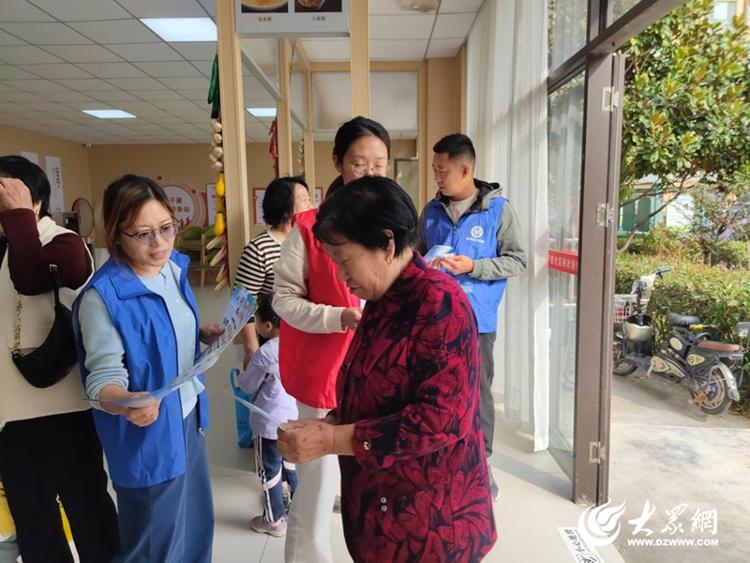 筑牢防火墙，守护养老钱！三里河街道开展防范养老诈骗普法宣传活动  第2张