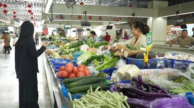 秋菜集中上市，价格大幅回落，市民菜篮子拎得更轻松  第2张