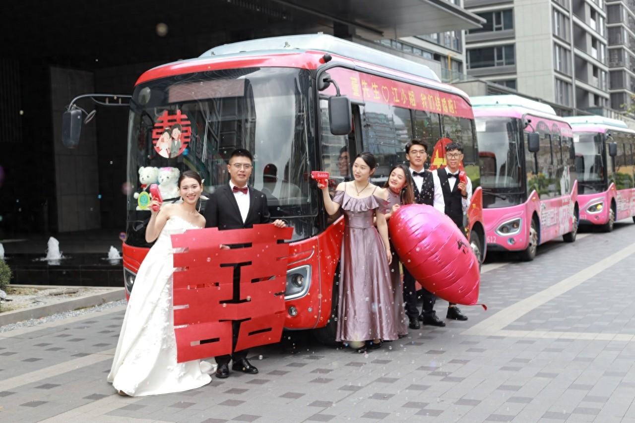 95 后新人用公交当婚车，简约却不简单，浪漫又拉风