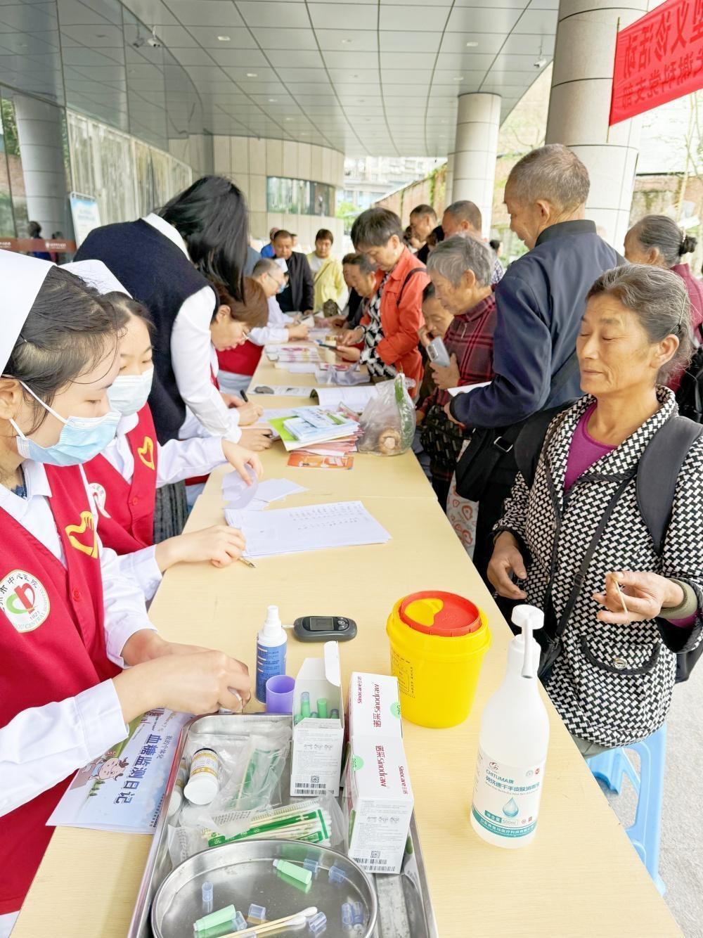 世界骨质疏松日：达州市中心医院义诊活动，为健康保驾护航  第2张