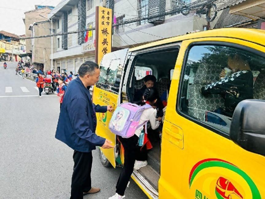 四川自贡贡井区：小黄车穿梭乡间，托起群众平安便捷出行梦  第1张