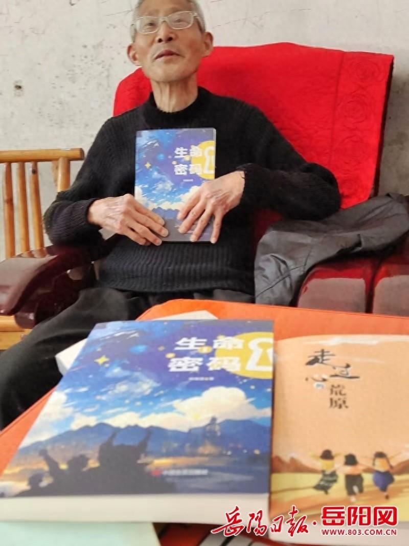 退休教师茶话会，学校赠书鼓励阅读，开启书香浸润的高雅人生