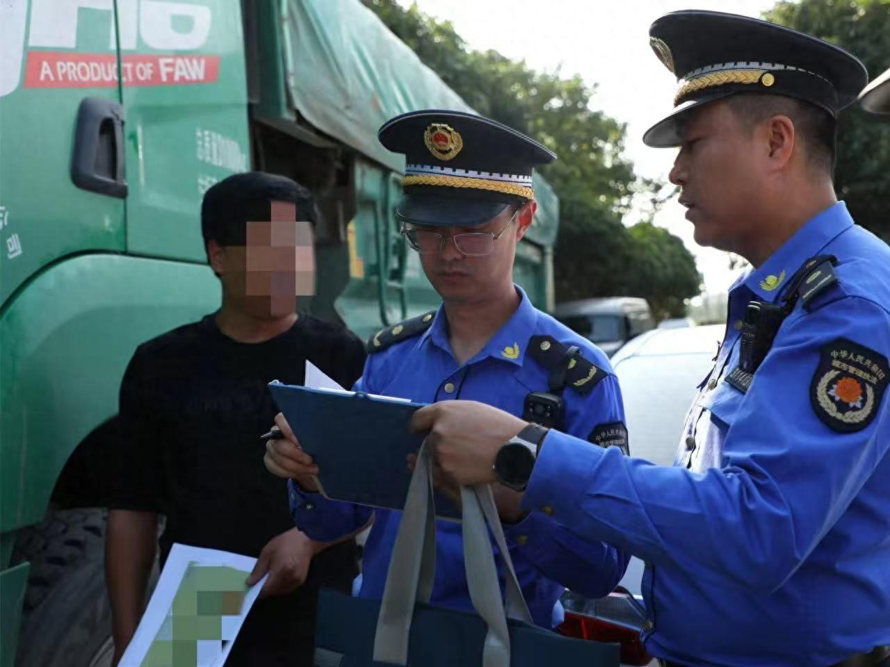 建筑垃圾偷乱倒案件频发，长三角一体化城管执法先锋队重拳出击  第1张