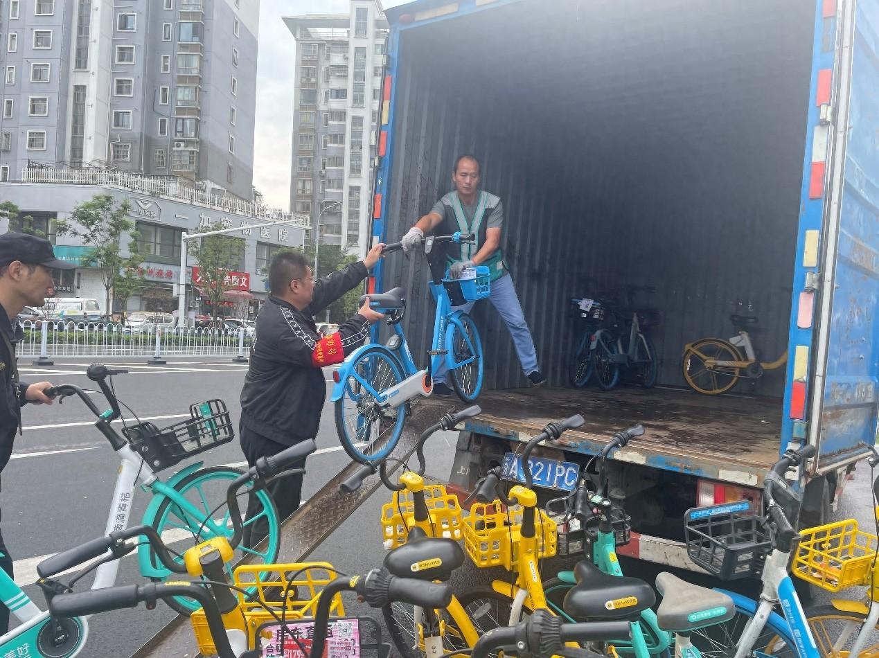 南京美食街违停现象严重，城管交警联合执法能否还路于民？  第1张