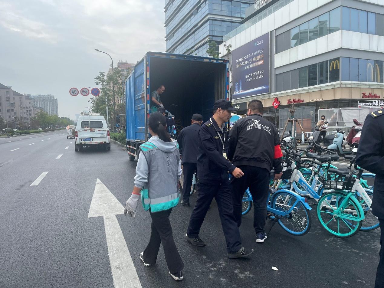 南京美食街违停现象严重，城管交警联合执法能否还路于民？  第2张