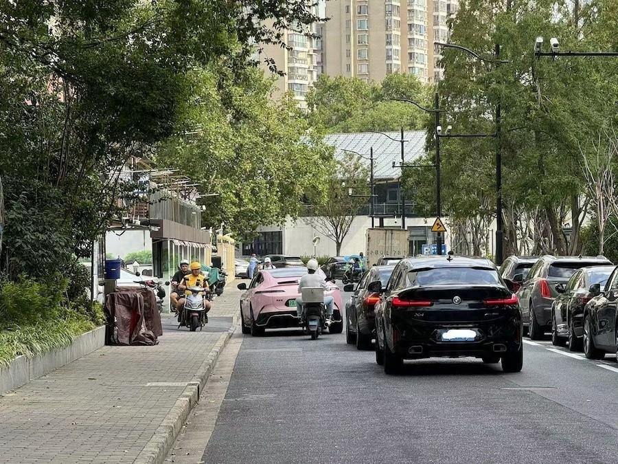 5.5 米宽的路竟划出停车位，人车混行乱象丛生  第1张