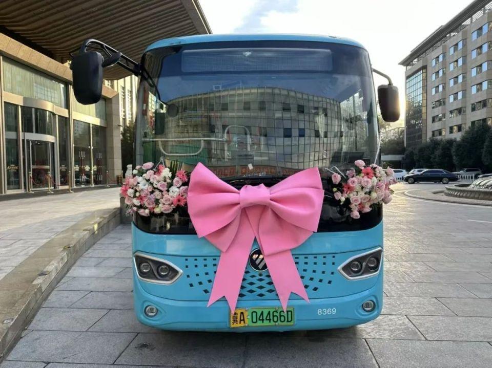 10 月 20 日石家庄街头惊现浪漫公交婚车，新人这样接亲太有创意了  第2张