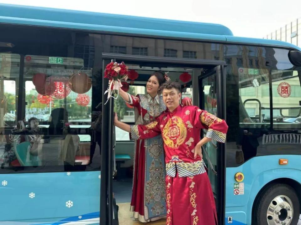 10 月 20 日石家庄街头惊现浪漫公交婚车，新人这样接亲太有创意了  第3张