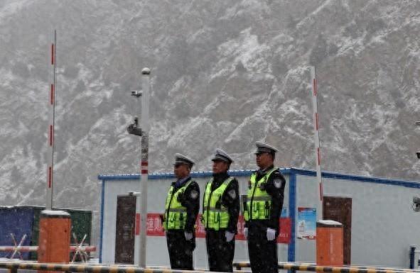 民乐县公安交警迅速行动，全力应对降雪恶劣天气，确保道路安全畅通  第1张