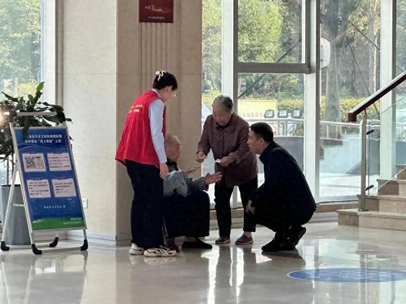90 岁老人行动不便，帮办人员全程协助，获群众高度赞扬