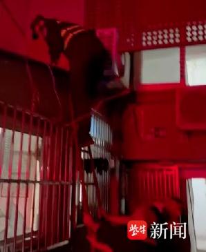 80 岁独居老人家中亮灯却无人应答，民警紧急救援，结果如何？  第1张
