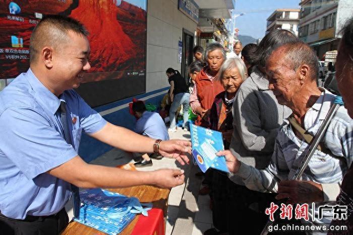 17 场普法教育系列活动！阳山县多部门联合开展法治宣传，为群众答疑解惑  第1张