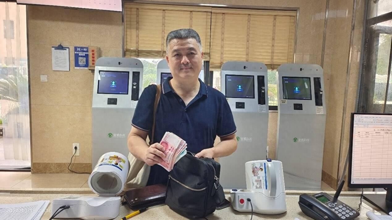 杭州公交司机拾金不昧，2000 多元现金物归原主