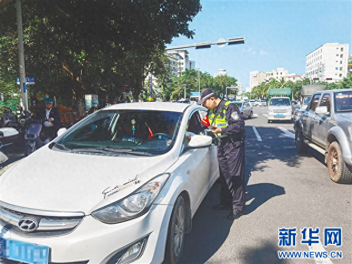 海南斑马线礼让成常态，上万起违法行为被查处，你还敢不让吗？