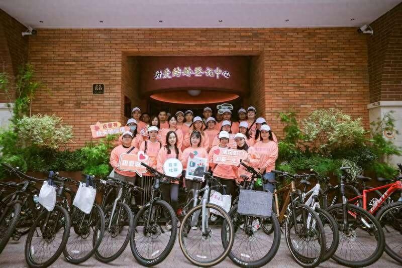 上海 30 名青年男女骑行 10 公里，只为打卡这些地方  第1张