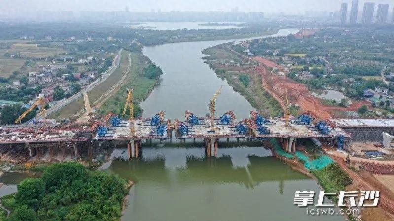 593 米长的捞刀河大桥主桥悬浇连续梁边跨顺利合龙