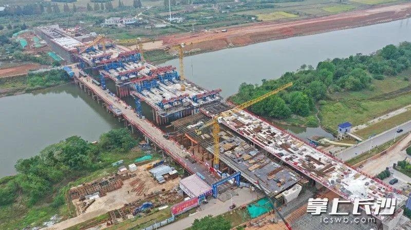 593 米长的捞刀河大桥主桥悬浇连续梁边跨顺利合龙  第2张