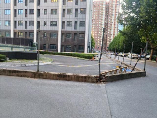 地库出口行车道窄，居民反映后社区迅速行动，当天施工方就实地勘察