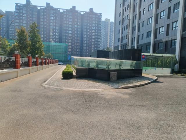 地库出口行车道窄，居民反映后社区迅速行动，当天施工方就实地勘察  第2张