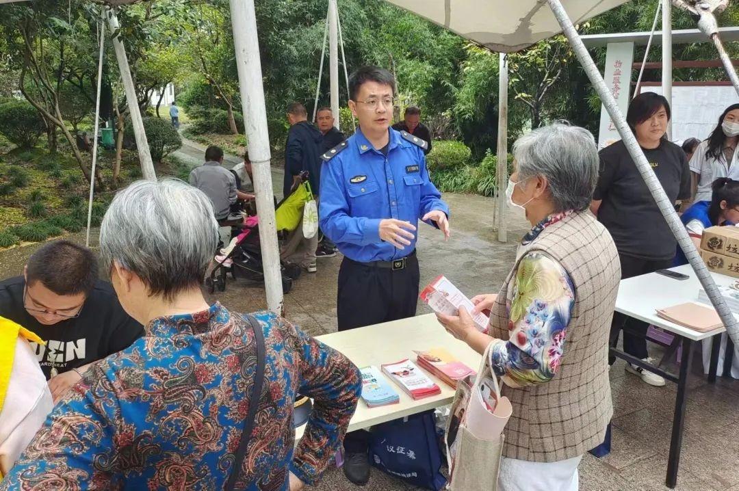 河道惊现装修垃圾，执法人员抽丝剥茧锁定偷倒者  第3张