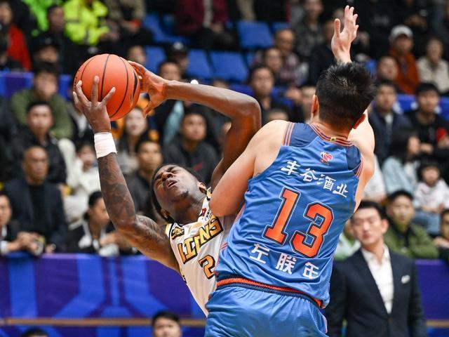 CBA 常规赛第五轮：四川丰谷酒业队主场不敌浙江方兴渡队，精彩瞬间全记录  第10张