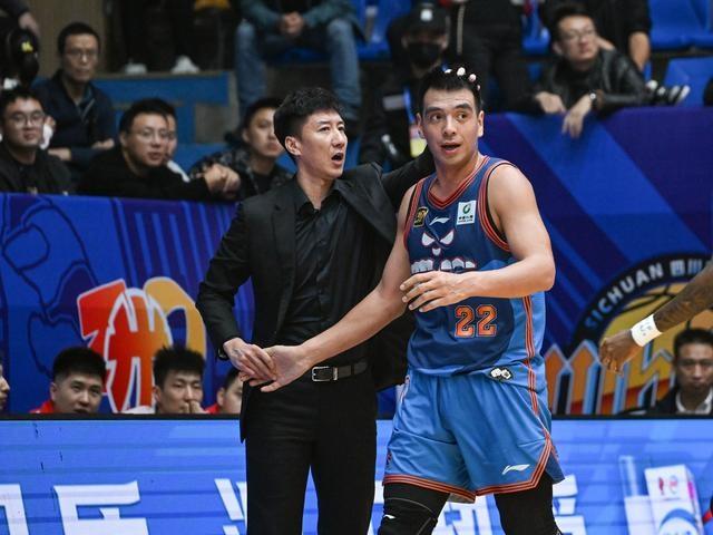 CBA 常规赛第五轮：四川丰谷酒业队主场不敌浙江方兴渡队，精彩瞬间全记录  第11张