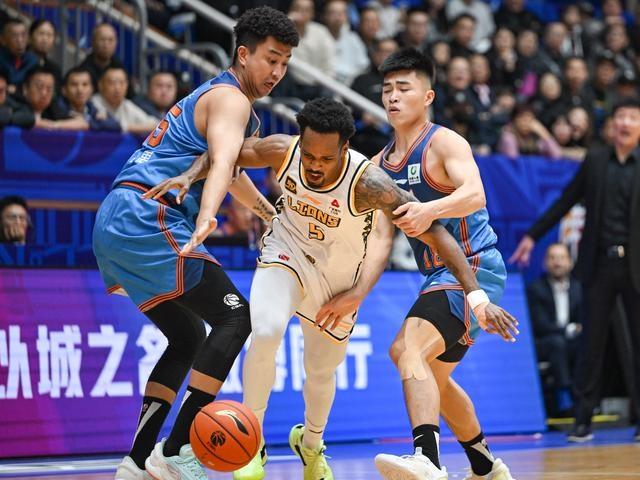 CBA 常规赛第五轮：四川丰谷酒业队主场不敌浙江方兴渡队，精彩瞬间全记录  第5张