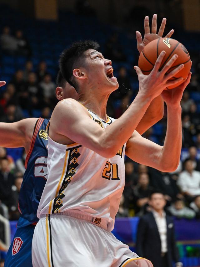 CBA 常规赛第五轮：四川丰谷酒业队主场不敌浙江方兴渡队，精彩瞬间全记录  第6张