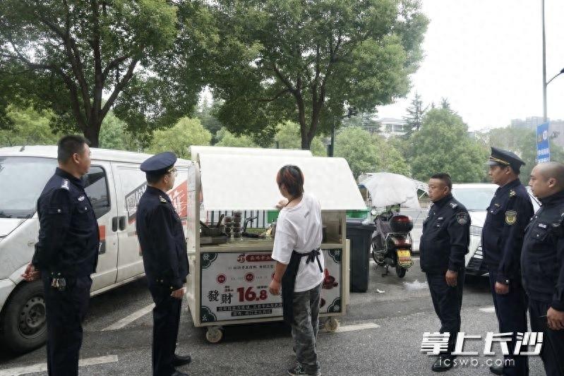 龙喜路行人难行引关注，相关部门出手治理，还路于民  第1张