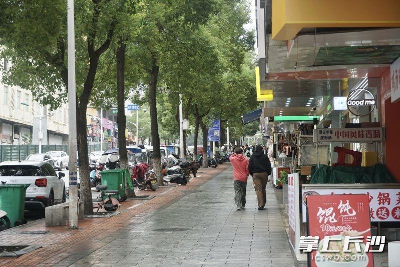 龙喜路行人难行引关注，相关部门出手治理，还路于民  第2张