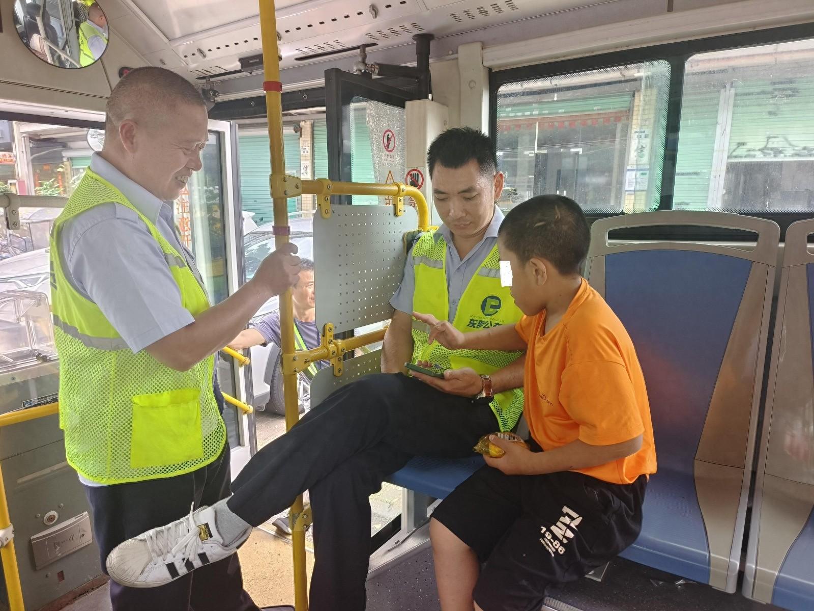 6 岁男孩独自徘徊公交站,司机的举动让人点赞 第1张 6 岁男孩独自徘徊公交站,司机的举动让人点赞 第1张