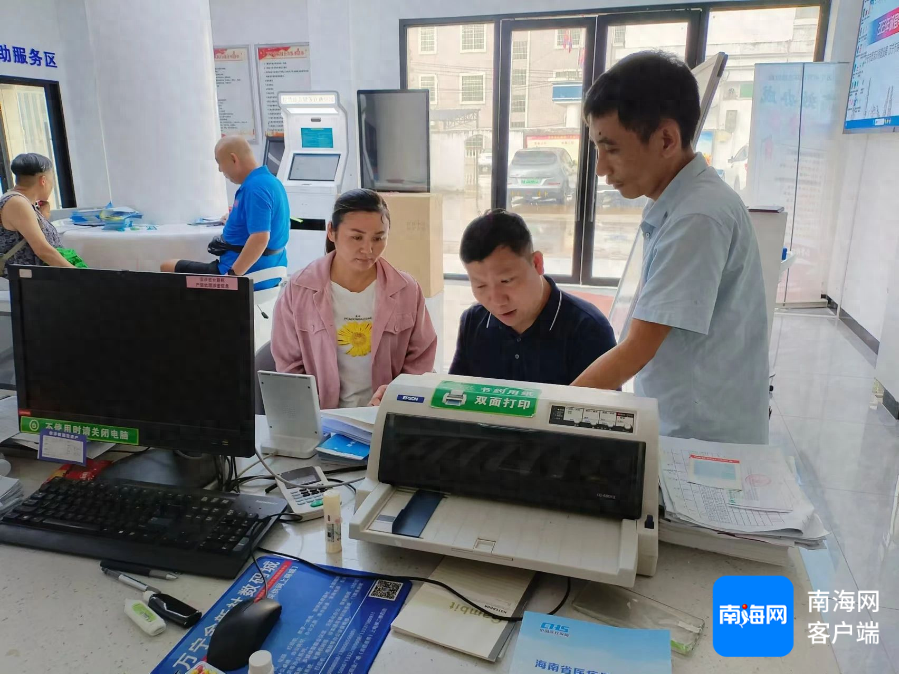万宁山根镇开展陪群众走流程活动，镇长沉浸式体验办事流程