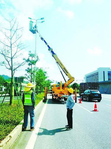 路灯精细养护，照亮市民归家路，迎接航展到来
