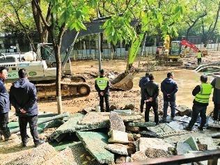 西安朱雀大街自来水管凌晨爆管，积水严重，多部门紧急处置  第1张