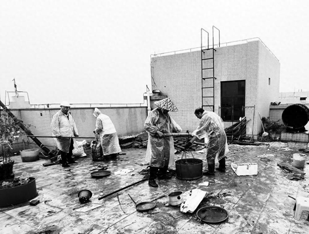 小区屋顶违建被拆除，165 平方米公共空间得以恢复  第1张