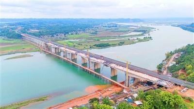 桂花涪江特大桥主桥提前 40 天合龙，2025 年全线贯通指日可待