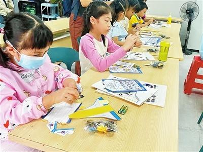 萌娃手工制作航天飞机，竟融入社会主义核心价值观元素  第1张