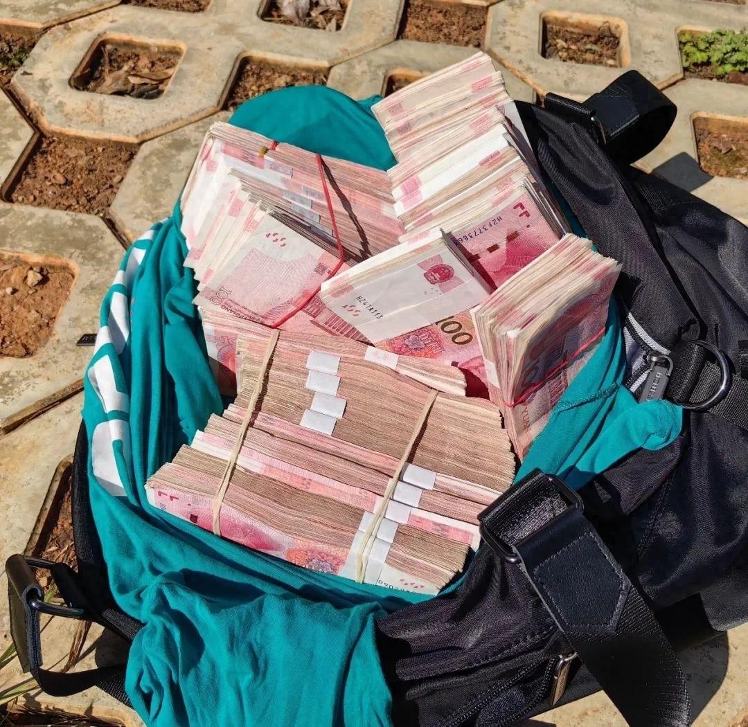 满满一大袋现金追回！男子深夜醉卧街头，民警暖心救助  第1张