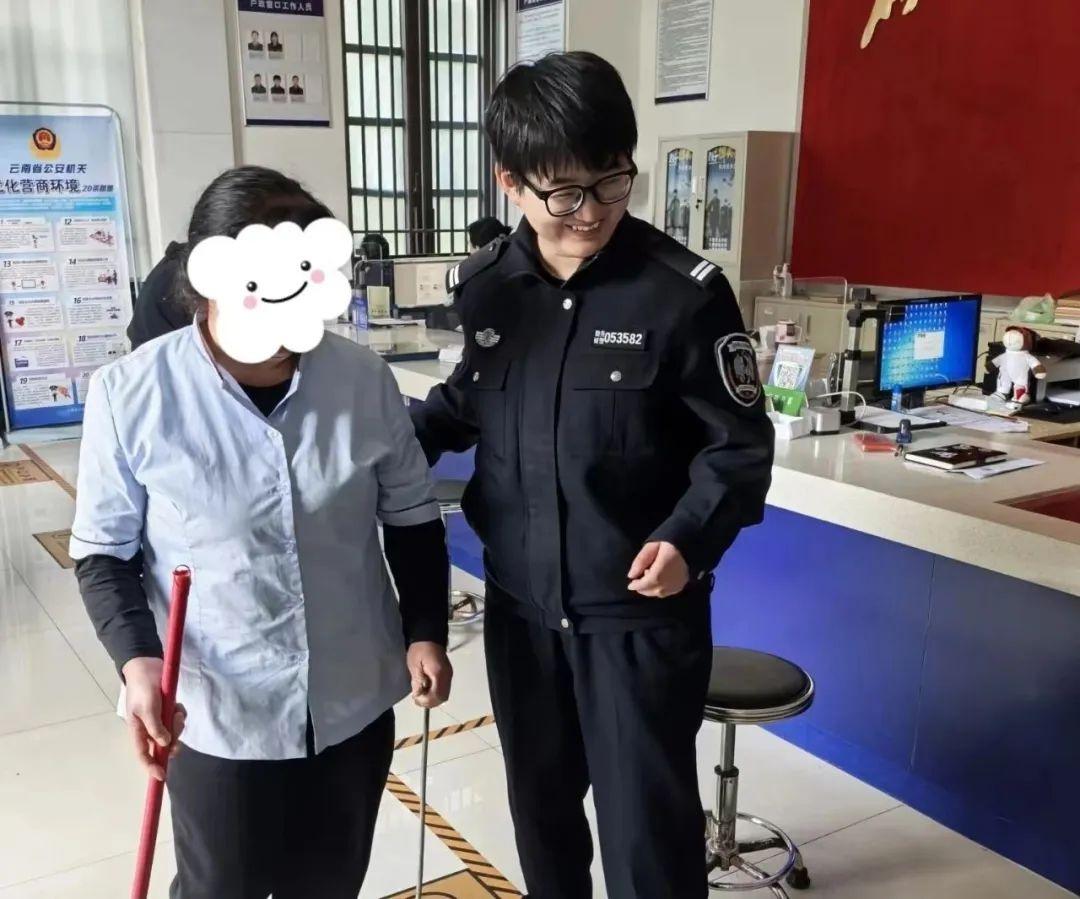 满满一大袋现金追回！男子深夜醉卧街头，民警暖心救助  第3张