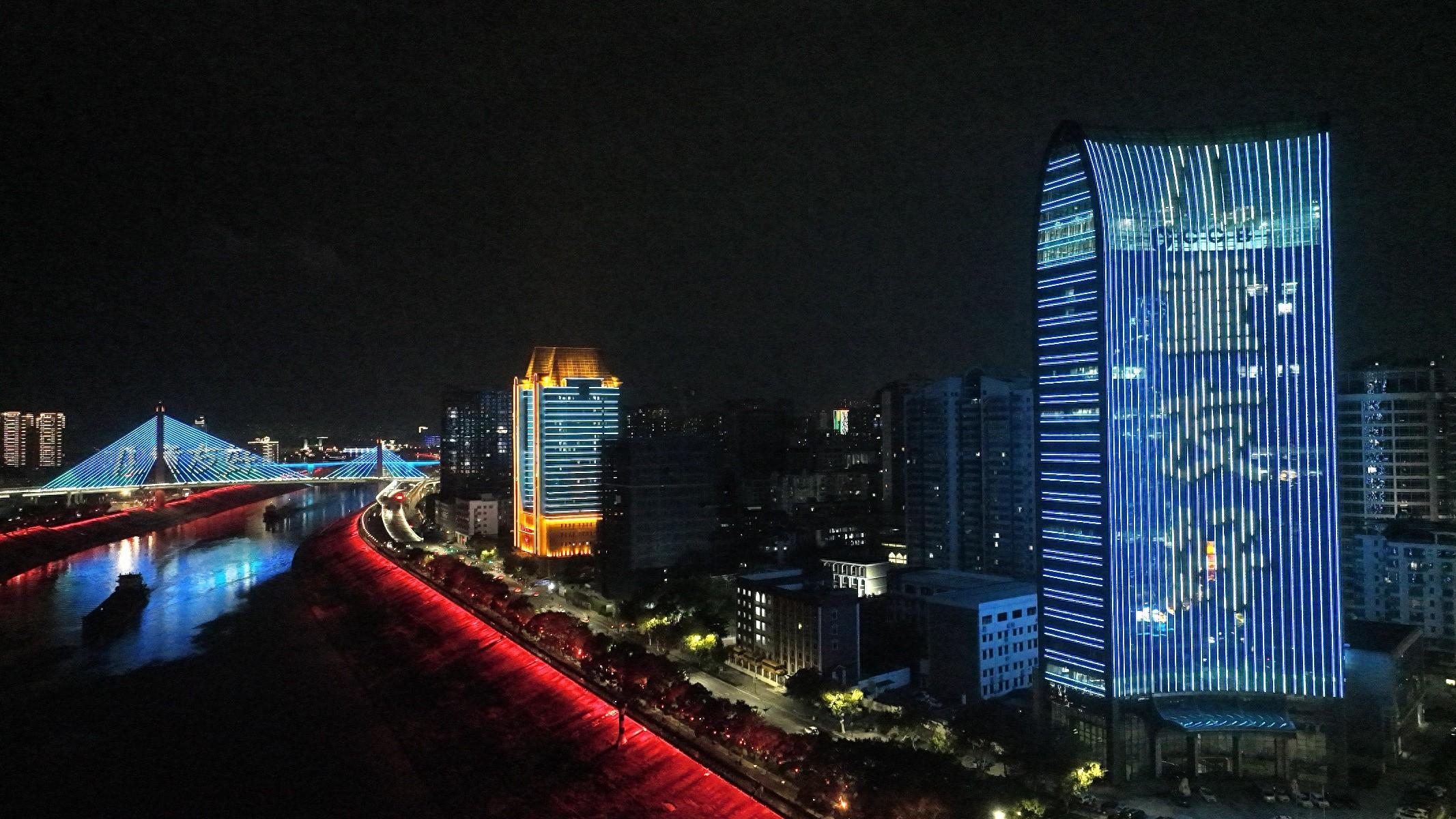 11 月 20 日晚，宜昌沿江地标建筑集体亮灯，为世界儿童日发声