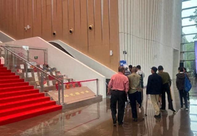 松江区残联邀请残疾人代表体验无障碍环境建设，你知道吗？
