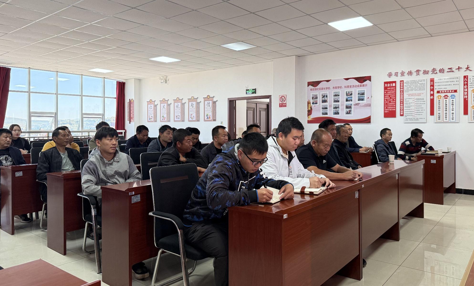曲靖市马龙区政协召开院坝协商议事会议，助力杨官田社区普法强基补短板  第2张