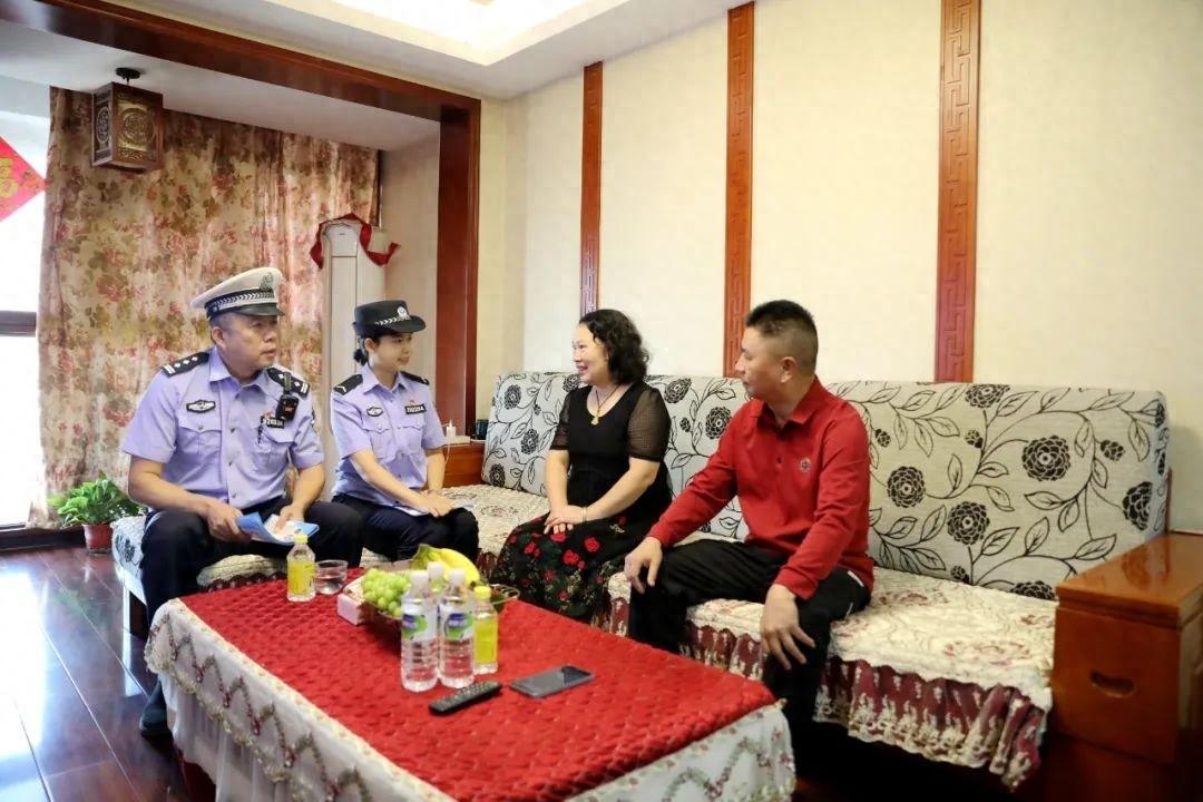 柳州交警携手社区民警进社区，深入家庭开展交通安全宣传活动  第1张