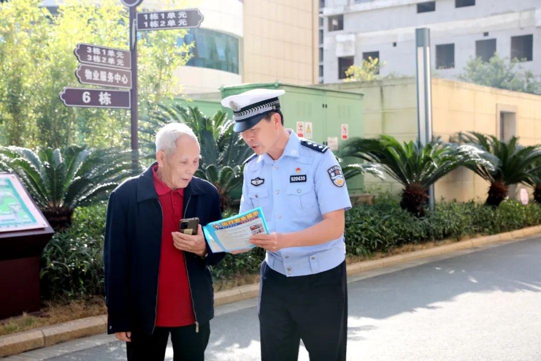 柳州交警携手社区民警进社区，深入家庭开展交通安全宣传活动  第4张